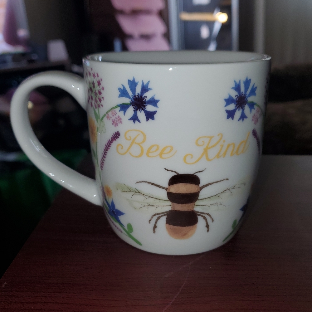 *NWOT* Bee Kind Floral Mug